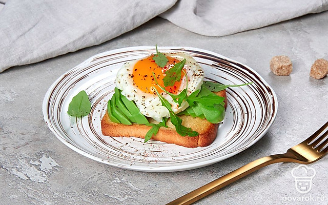 Тост из авокадо с яйцами — Рецепт с фото