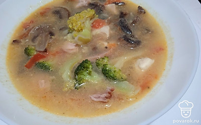 Варите суп 5 минут. Посолите по вкусу. 