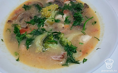 Посыпьте суп нарезанной зеленью. 