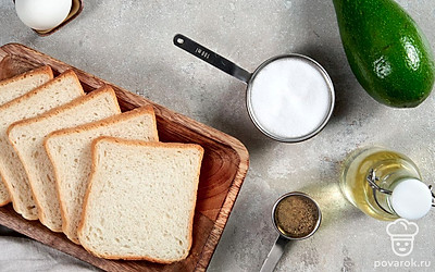 Авокадо вымойте, обсушите бумажным полотенцем, вырежьте косточку, срежьте кожицу. Свежую зелень для подачи вымойте, обсушите на бумажных полотенцах. Хлеб подсушите в тостере или на сухой сковороде.