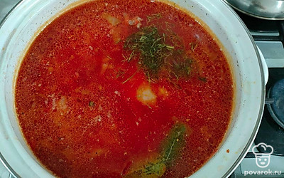 Когда капуста станет мягкой, в кастрюлю выливаем заправку. Пробуем по вкусу на соль. После закипания томим на медленном огне 15-20 минут. За 5 минут до готовности добавляем укроп, лавровый лист, молотый перец. 