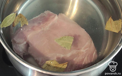 Отварить бульон из мяса в течение 1 часа, снимая пенку. Добавить горох, лавровый лист и специи по вкусу.