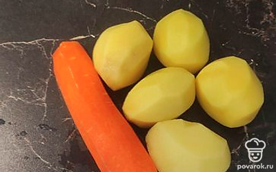 Овощи помыть, почистить, произвольно нарезать и добавить в бульон.