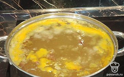 Варить гороховый суп еще 40 минут. За 5 минут до конца варки добавить любую зелень.