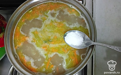 По вкусу добавьте соль и специи. При добавлении соли учитывайте, что в консервах она тоже есть. Варите около 5 минут до готовности.