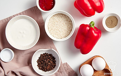 Яйца вымойте. В жаропрочную емкость налейте воду, опустите в нее яйца и поставьте на огонь. Доведите до кипения, а затем варите яйца еще 7 минут. Кипяток слейте и залейте яйца холодной водой, чтобы скорлупа легче отошла. Помойте болгарский перец, очистите от сердцевины с семенами. Хорошо промойте рис. Укроп вымойте и удалите грубые стебли.