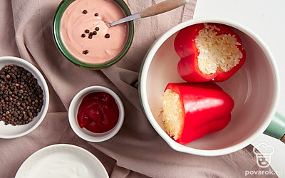 Приготовьте фаршированные перцы. Нафаршируйте начинкой перцы и положите их в кастрюлю с водой. Доведите до кипения, добавьте сметану, томатную пасту и перец горошком. Варите на медленном огне примерно 30 минут.