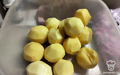 Почистить картофель.