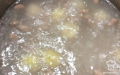Добавить в бульон и варить 5 минут.