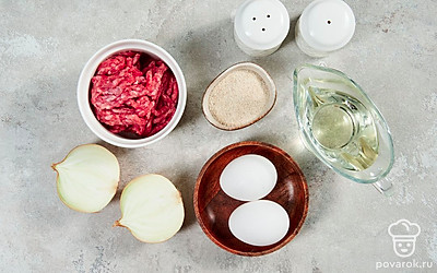 Куриные яйца тщательно вымойте и просушите. Одно яйцо сварите вкрутую, остудите и очистите, а второе оставьте сырым. Репчатый лук слегка сполосните, обсушите и очистите от шелухи. Зелень для подачи промойте.