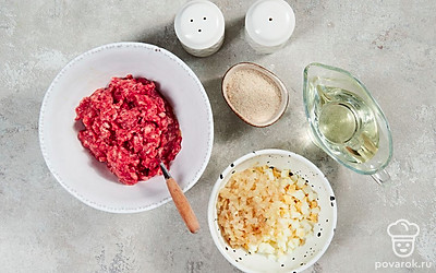 Подготовьте ингредиенты. В глубокую чашу переложите фарш, добавьте к нему соль и перец, перемешайте. Затем разбейте в чашу яйцо и перемешайте ингредиенты руками. Репчатый лук нарежьте мелкими кусочками. Сковороду с растительным маслом разогрейте на небольшом огне, выложите на нее лук и обжарьте его до золотистого оттенка. Вареное яйцо нарежьте кубиками, добавьте к нему лук и хорошо перемешайте.