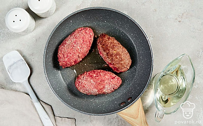 Приготовьте блюдо. На сковороду налейте растительное масло, поместите ее на средний огонь разогреваться. В отдельную миску выложите панировочные сухари, обваляйте в них каждую котлету. Полученные заготовки переложите на сковороду и обжарьте со всех сторон до появления аппетитной корочки.