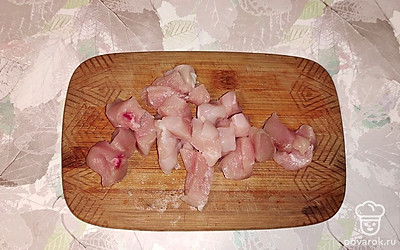 Нарежьте кубиком куриное филе и варите в овощном бульоне в течение 5-7 минут. Если образовалась пенка, снимите ее.