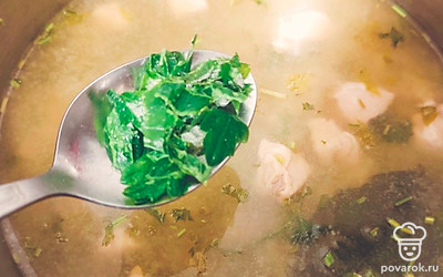 Когда рис будет готов, выключите огонь и добавьте в суп свежую или замороженную петрушку. Можно использовать другие виды зелени. Приятного аппетита! 