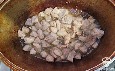 Мясо свинины нарезать кусочками, посолить, обжарить на растительном масле в казане на максимальном огне в течение 15 минут. 