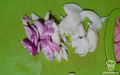 Лук нарезать полукольцами, выложить в казан к мясу.