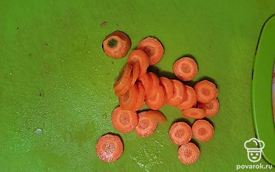 Морковь нарезать кружками, добавить в казан к остальным ингредиентам. 