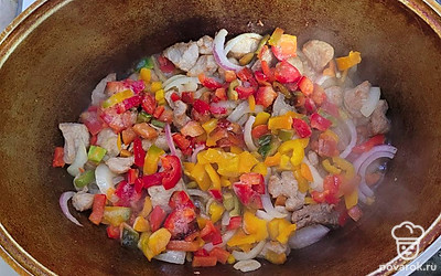 Болгарский перец нарезать кусочками среднего размера.