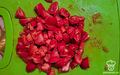 Помидоры нарезать крупными кусочками, выложить в казан к остальным ингредиентам. Добавить специи (кориандр, паприку, зиру, черный молотый перец, зубчики чеснока и соль). Все хорошенько перемешать.