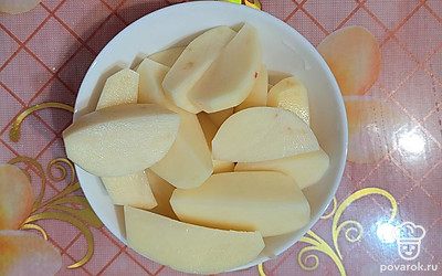 Картофель очистить, разрезать на 4 половинки, выложить в казан.