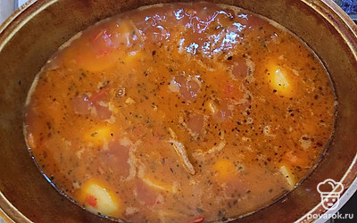 В казан налить 800 миллилитров воды и тушить 40 минут на медленном огне.