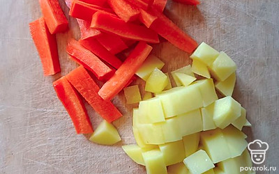 Картофель нарезать небольшими кубиками, а морковь — соломкой.
