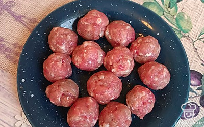 Пока варятся овощи, сделать фрикадельки.