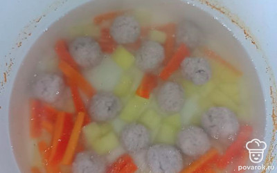 Бульон посолить и добавить фрикадельки. Когда фрикадельки схватятся, добавить в суп томатную пасту и перемешать. Затем всыпать вермишель, варить под закрытой крышкой на слабом огне 10 минут. Суп готов.