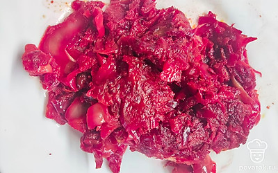 Подготовить зажарку. Морковь, лук, капусту и свеклу натереть на крупной терке, обжарить до полуготовности на подсолнечном масле. Затем добавить томатную пасту и обжарить еще 1 минуту. 