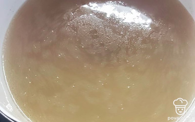 Когда мясо сварится, достать его из бульона. Сам бульон процедить. 