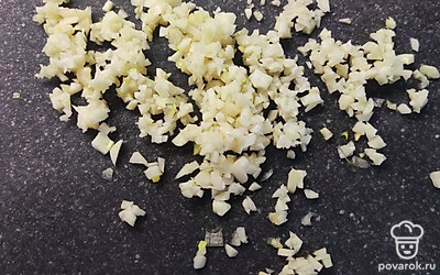 Чеснок мелко нашинковать. Добавить в суп. Попробовать суп на соль. Досолить, если нужно. Добавить уксус. Дать покипеть еще 10 минут.