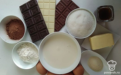Подготовьте форму для террина. Подойдет круглая, диаметром 18 см, или квадратная 20,5 см*20,5 см. Просейте муку через сито. Плитки шоколада разломайте на небольшие кусочки.