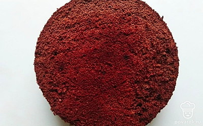 Приготовьте бисквит. Взбейте яйца с сахаром в густой крем, добавьте муку, смешанную с какао. Перемешайте до однородности, выложите в форму и равномерно распределите. Выпекайте в разогретой до 170°С духовке 20 минут. Дайте готовому бисквиту остыть и переложите его на доску.