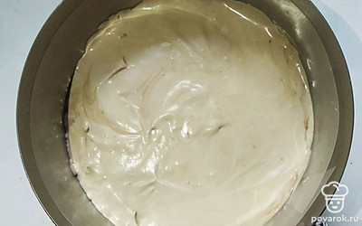 Для приготовления мусса, растопите молочный шоколад с двумя столовыми ложками сливок на водяной бане. Замочите желатин в воде, когда он набухнет, смешайте с растопленным шоколадом. Взбейте оставшиеся сливки до мягких пиков, добавьте к шоколаду с желатином и перемешайте. Дно формы застелите пищевой пленкой и выложите мусс из молочного шоколада. Отправьте в холодильник на 1 час.