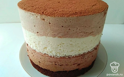 Шоколад важно не перегреть. Нагревайте его кусочки на водяной бане постоянно помешивая, когда половина растает, снимите всю баню с огня и продолжайте мешать до полного растворения и однородности. Если температуры будет недостаточно, можете опять поставить баню на огонь и слегка подогреть.