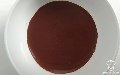 Аналогично приготовьте мусс из белого шоколада, выложите его на молочный и уберите в холодильник на 1 час. Затем приготовьте мусс из черного шоколада. Выложите его на застывший белый, накройте бисквитом и поместите в холодильник на 2 часа. Готовый террин переверните на блюдо, снимите пленку и посыпьте порошком какао.