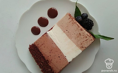 Подавайте неаполитанский террин к кофе или чаю. Разложите по кусочку на отдельные тарелки и полейте кофейным соусом.