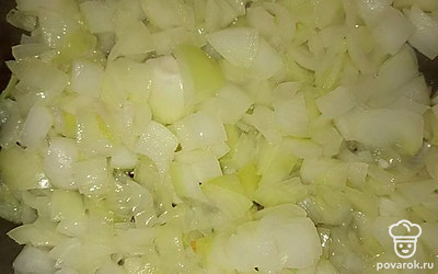 Чистим лук и нарезаем его. На сильном огне обжариваем на подсолнечном масле. Не забываем постоянно помешивать.