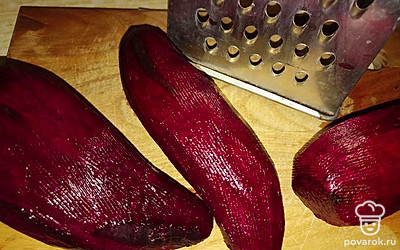 Пока лук обжаривается, чистим свеклу и натираем ее.