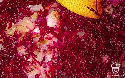 Пока бульон кипит, а пшено варится, добавляем к луку свеклу и продолжаем обжаривать овощи.