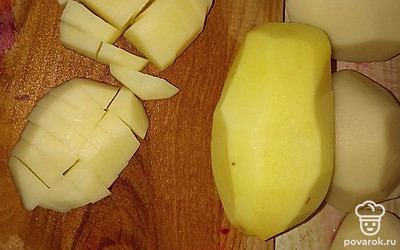  Чистим картошку и нарезаем.