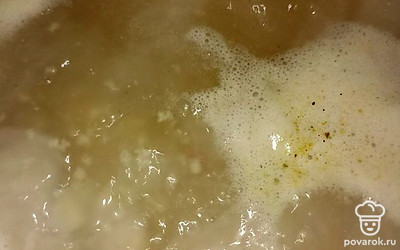 Добавляем к кипящему бульону картошку и варим 10 минут. Солим и добавляем специи.