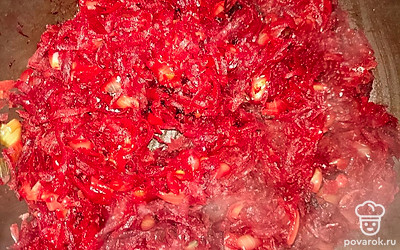 Овощи солим и перемешиваем.