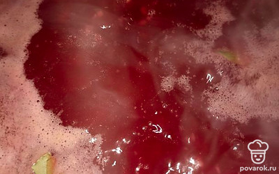 Кипятим все несколько минут. Если нужно, солим. Добавляем листик лаврушки. 