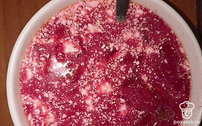 Кипятим еще пару минут. При подаче в горячий суп можно добавить пару ложек сметаны. Свекольник станет нежнее. 
Приятного аппетита!