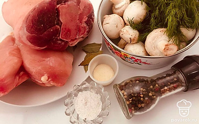 Промойте хорошо мясо (рульку, грудку), удалите пленки, прожилки, если есть. Хорошо просушите мясо. Помойте грибы, зелень.