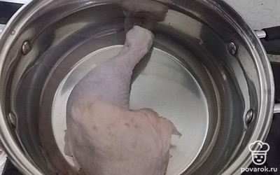 Окорочок промыть под проточной водой, положить в кастрюлю и залить водой. Поставить на средней огонь и варить 25 минут, периодически снимая пенку.