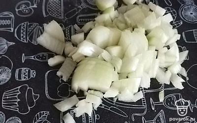 Пока вариться бульон, займемся зажаркой. Лук мелко нарезать.