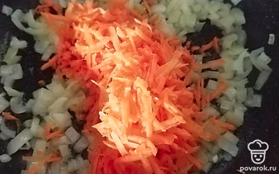 Морковь натереть на крупной терке, разогреть сковородку и обжарить на ней лук. Добавить морковь.