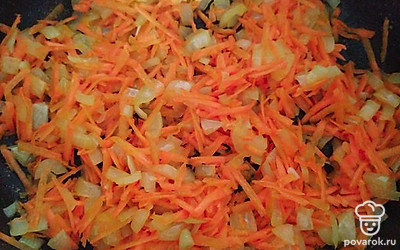 Все перемешать и обжарить в течение 5 минут.